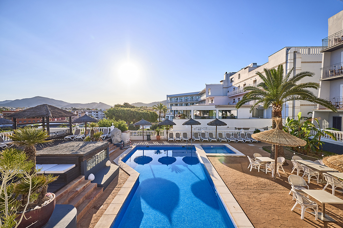 Hotel Boutique Solo Adultos en Santa Ponsa: Tranquilidad, Vistas al Mar y Desayuno Excepcional