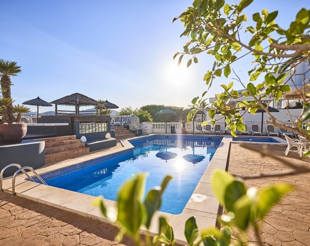 Piscina y terraza solárium