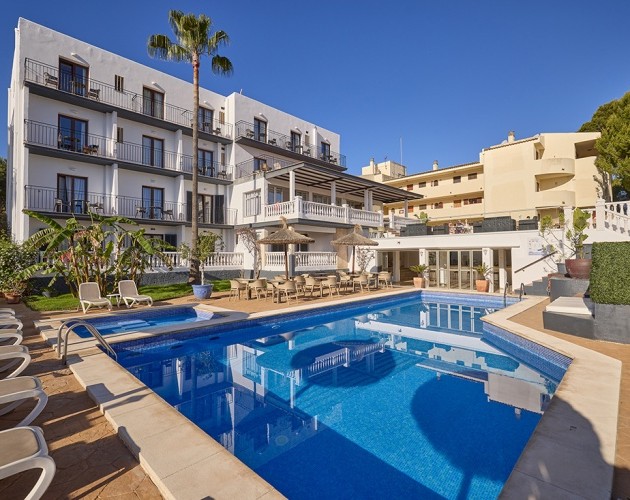 Swimming pool and sun terrace